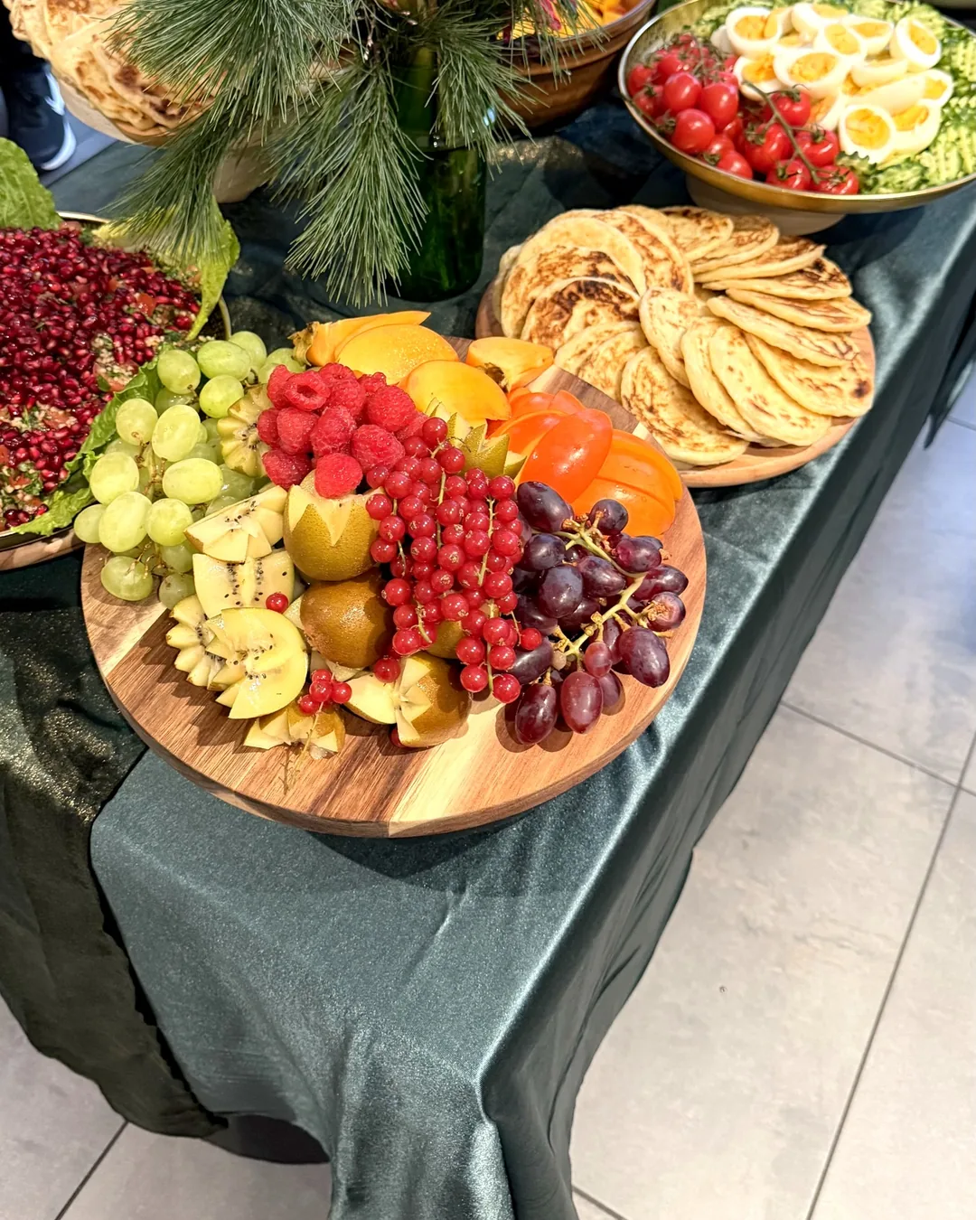 Obstplatte mit Beeren, Trauben und Mango am Catering-Buffet