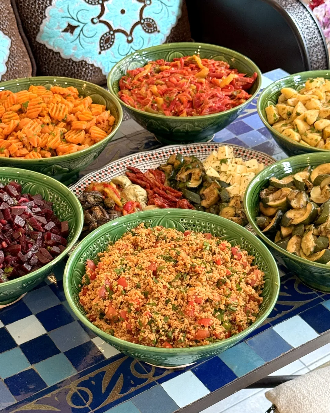 Catering-Schalen mit Tabouleh, Gemüse und Antipasti