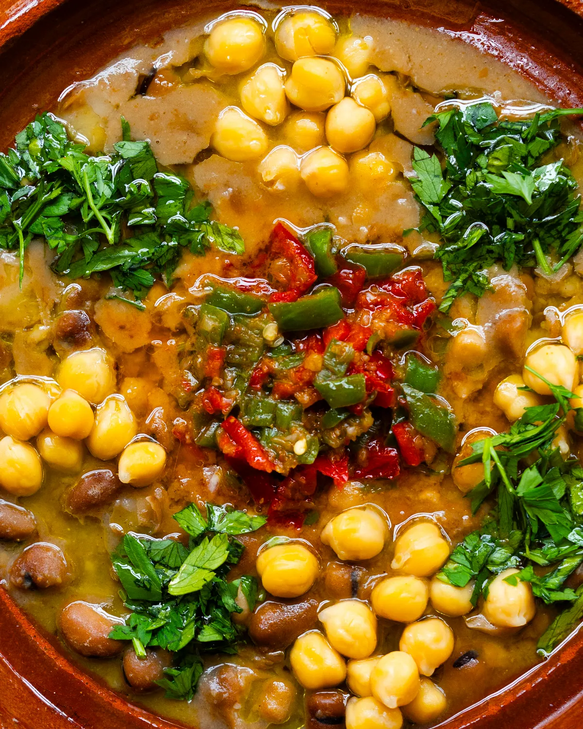 Eintopf mit Kichererbsen, Bohnen, Paprika und Petersilie