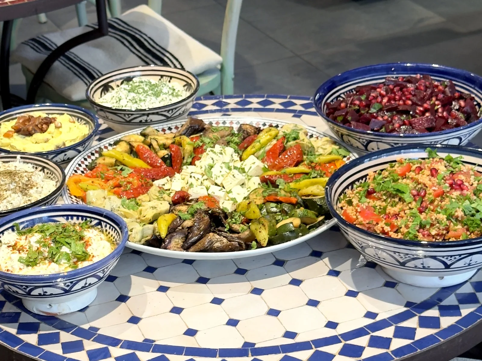 Mezze-Auswahl auf marokkanischem Mosaiktisch