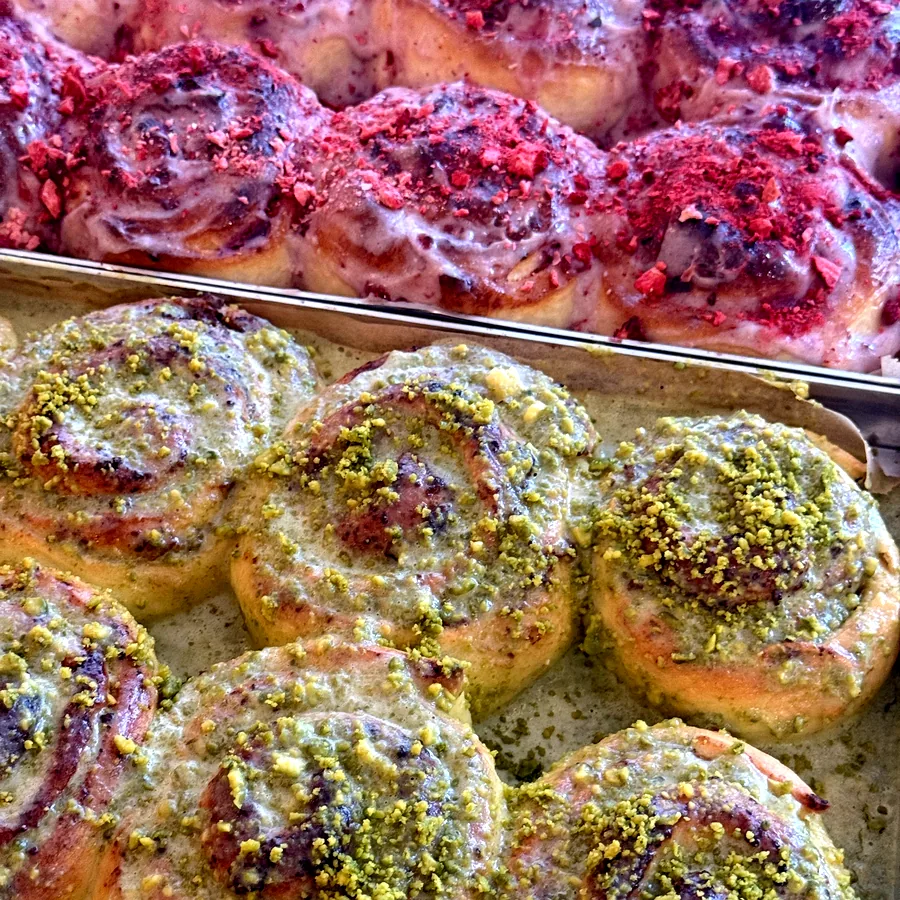 Himbeer- und Pistazienschnecken mit Zuckerguss auf dem Blech
