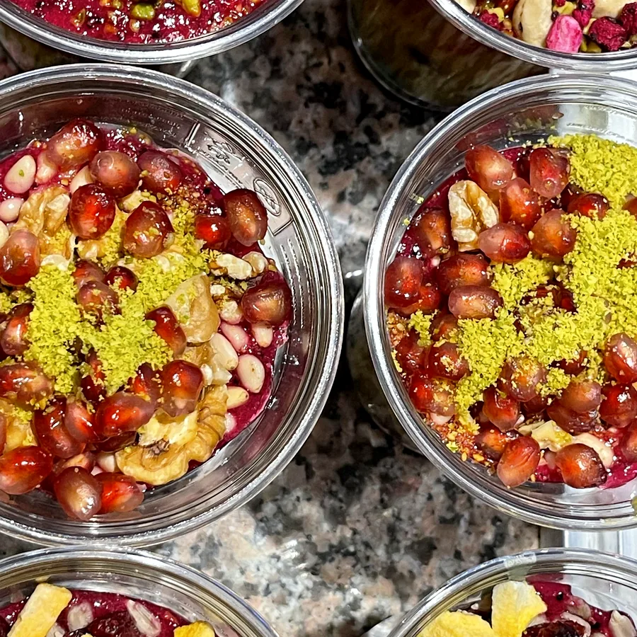 Becher mit Früchten, Granatapfelkernen, Walnüssen und Pistazien