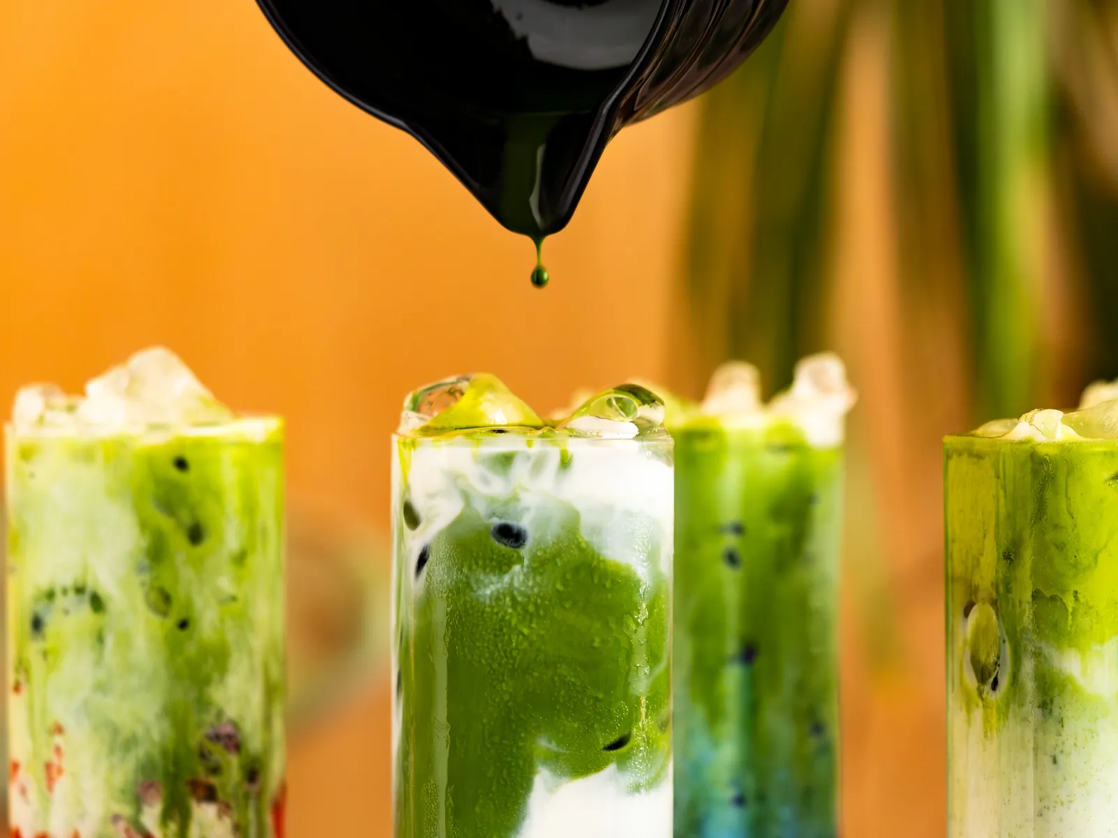 Matcha wird über Eis-Matcha-Gläser gegossen